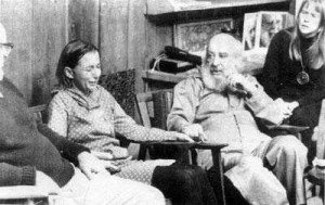 Fritz Perls, la rockstar della psicoterapia, durante una seduta di gruppo 
