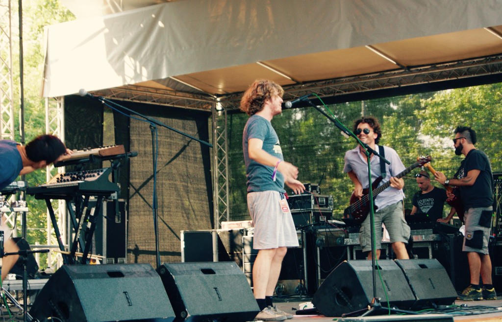 Lo Stato Sociale durante il live sul British Knights Europe Stage @ Sziget 2015