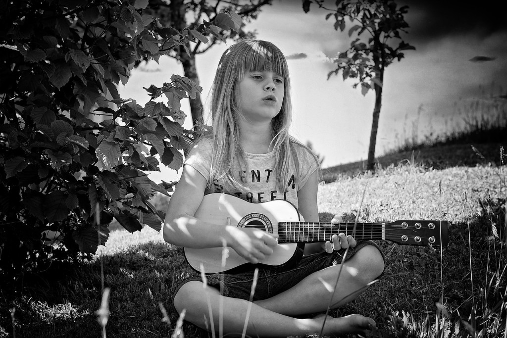 La musica migliora il linguaggio e le capacità musicali nei bambini