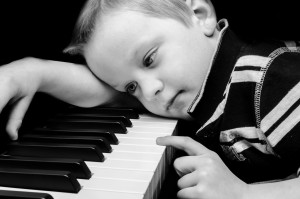 La musica migliora il linguaggio e le capacità musicali nei bambini