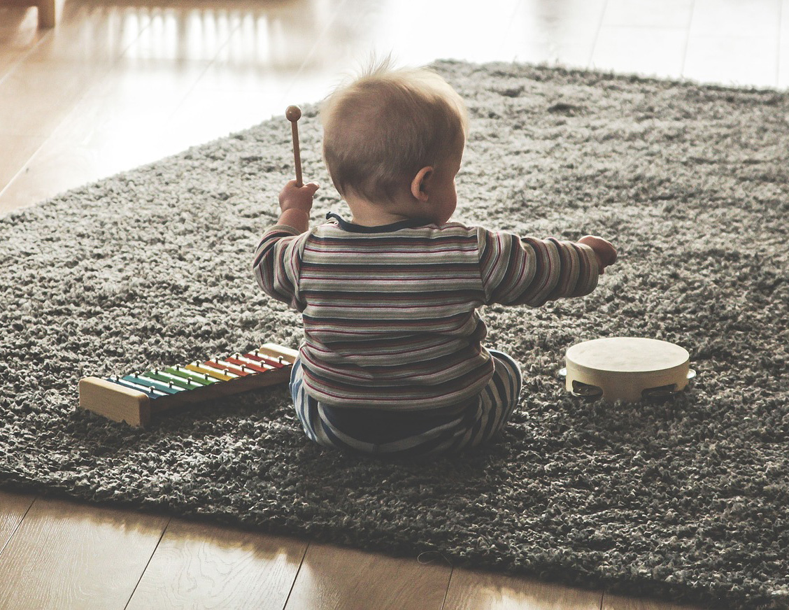La musica migliora il linguaggio e le capacità musicali nei bambini