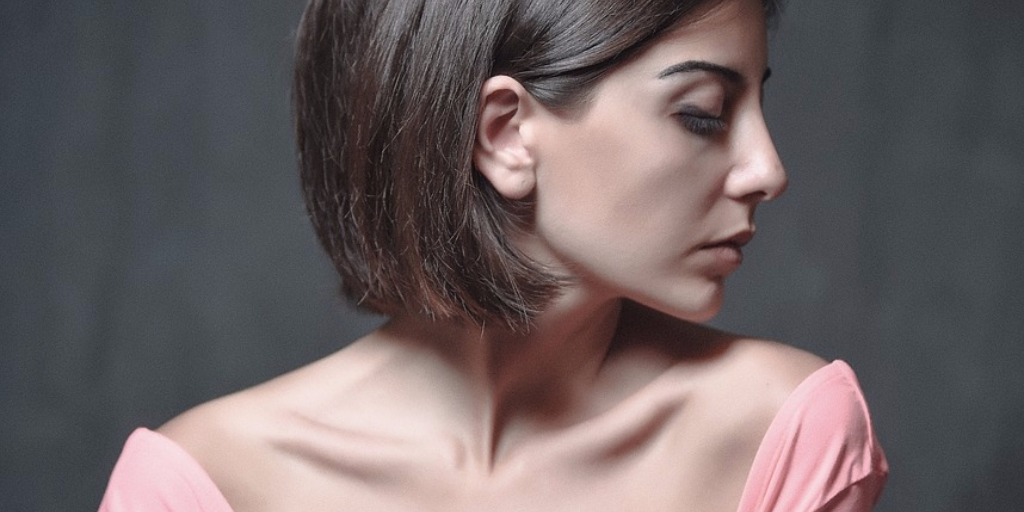 Come aiutare una donna ad amarsi: la giusta canzone, parole succose e luce